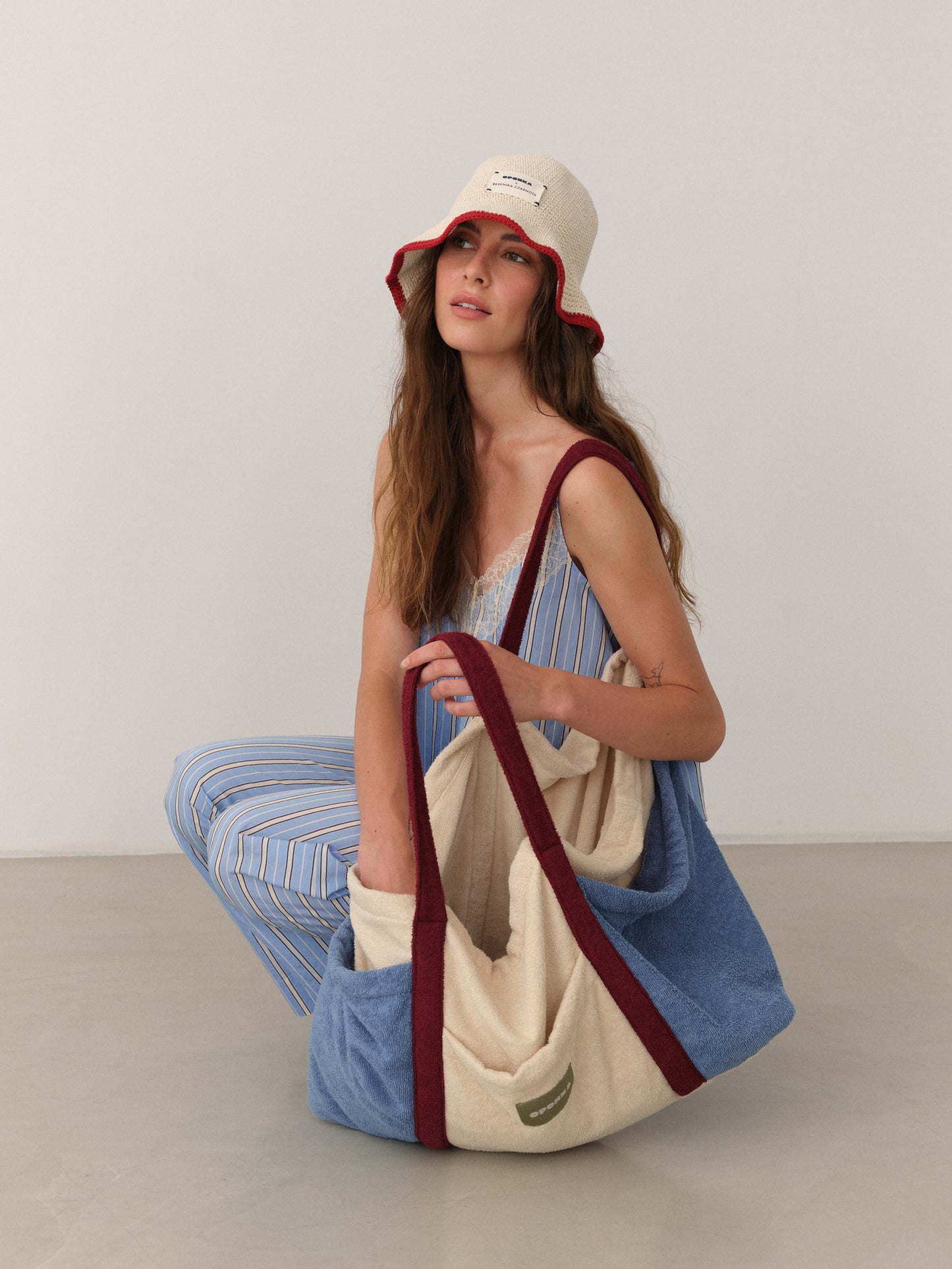 Ooponka x Berenika Czarnota Bucket Śmietankowo-Czerwony